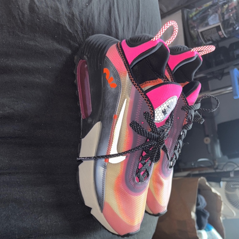 Nike AirMax 2090 Pink and Orange Sneakers with Gradient Design - Picture 3 of 6
